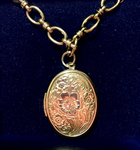 Oval Gold locket Pendant